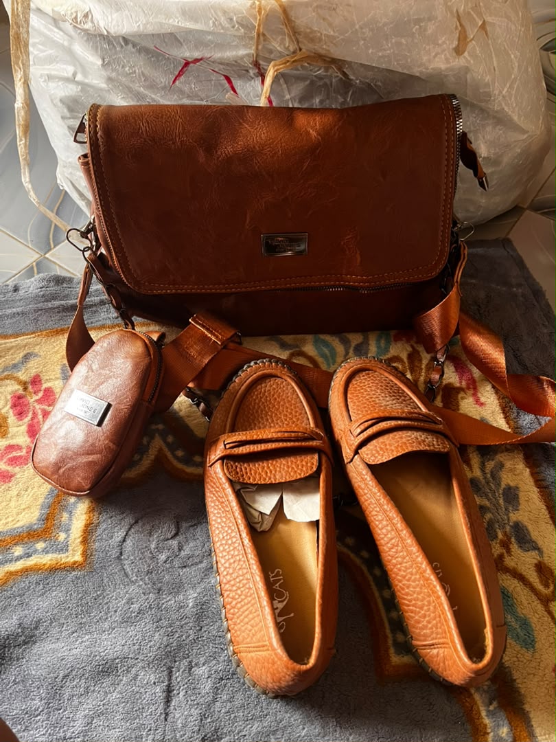 شنطة كروس حريمي حجم كبير موديل S085 جلد مستورد – شنطة عملية للعمل والجامعة